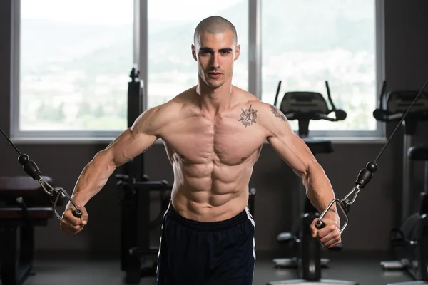 Crossover de cable de entrenamiento en el pecho en el gimnasio —  Fotos de Stock