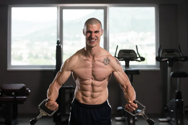 Bröst träning kabel Crossover i Gym — Stockfoto