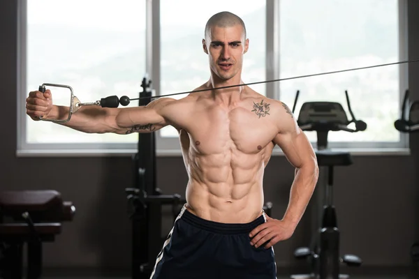 Uitoefening van de triceps bodybuilder — Stockfoto
