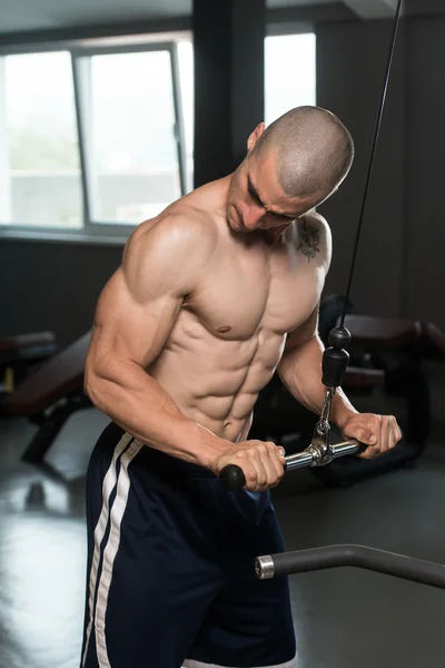 Triceps pulldown cvičení — Stock fotografie