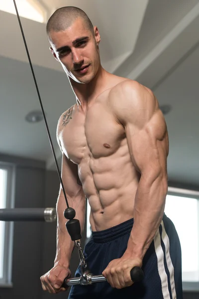 Muskularny mężczyzna wykonując triceps — Zdjęcie stockowe