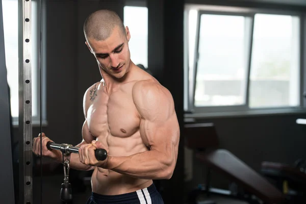 Joven haciendo ejercicio para bíceps — Foto de Stock