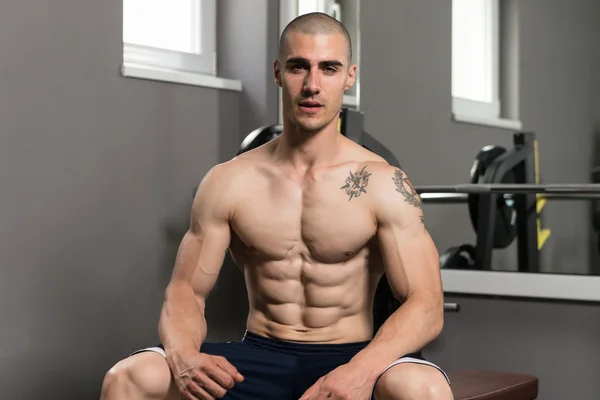 Atraktivní mladý muž v tělocvičně Afther cvičení — Stock fotografie