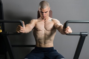 bir makine üzerinde göğüs egzersizleri