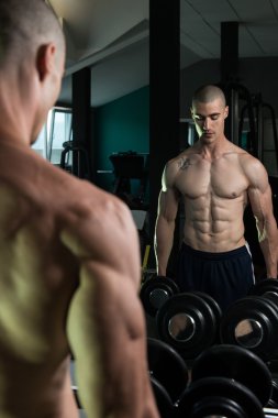 Pazı egzersiz bir ayna önünde