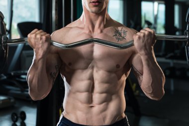 Bir adam pazı egzersiz kadar kapatın