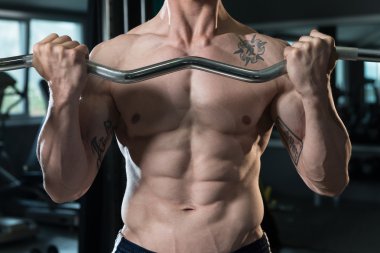 Bir adam pazı egzersiz kadar kapatın