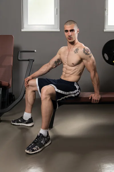 Atrakcyjne młody mężczyzna odpoczynek w siłowni Afther ćwiczenia — Zdjęcie stockowe