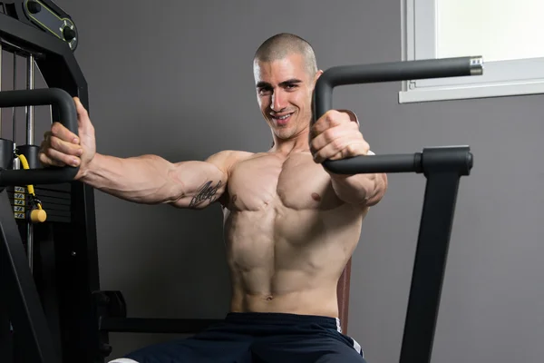 Giovane uomo esercizio petto in palestra — Foto Stock