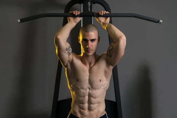 Homme dans la salle de gym montrant son corps bien formé — Photo