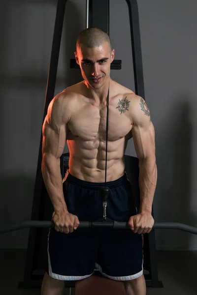 Ung man gör övning för triceps — Stockfoto