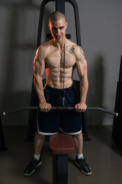 Triceps ćwiczenia w siłowni — Zdjęcie stockowe