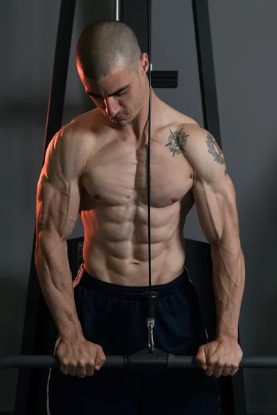 Mladý muž dělá cvičení pro triceps — Stock fotografie