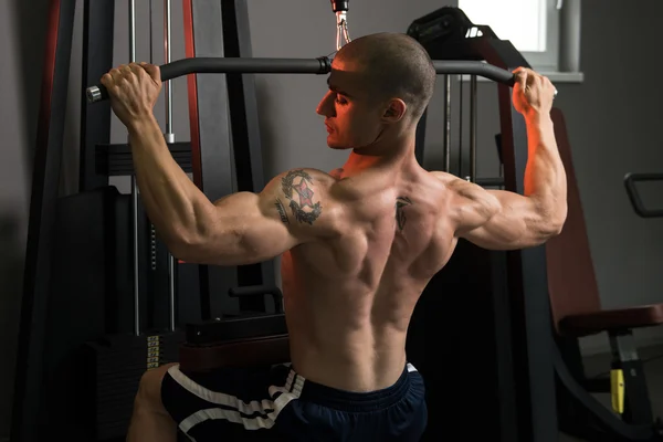 背部のための重い重量運動をしている若い男 — ストック写真