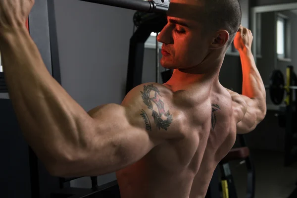 Homem muscular fazendo exercício de peso pesado para as costas — Fotografia de Stock