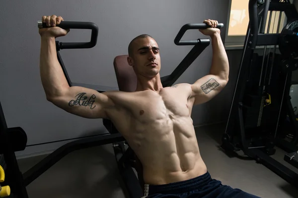 Hombre muscular haciendo ejercicio de peso pesado para los hombros —  Fotos de Stock