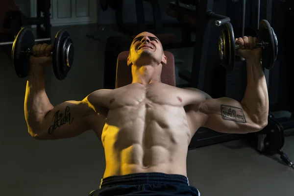 Hombre trabajando tríceps y pecho con sombrillas —  Fotos de Stock