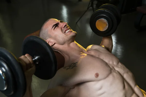 Joven en el gimnasio haciendo ejercicio en el pecho con sombrillas —  Fotos de Stock