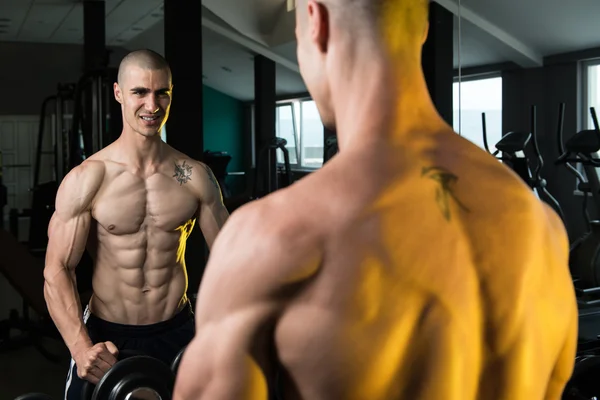 Man Flexing Muscles In Front Of A Mirror — Stock Photo, Image