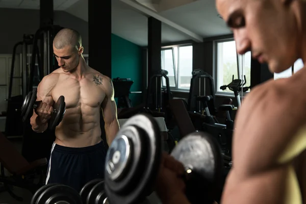 Biceps ćwiczenia przed lustrem — Zdjęcie stockowe