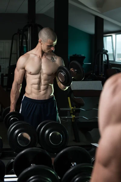 Bicepsz-gyakorlat A tükör előtt — Stock Fotó