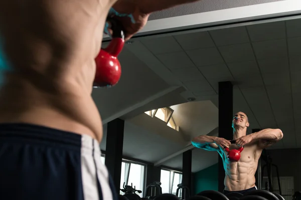 Kettle Bell Exercise In Front Of A Mirror — Stock Photo, Image