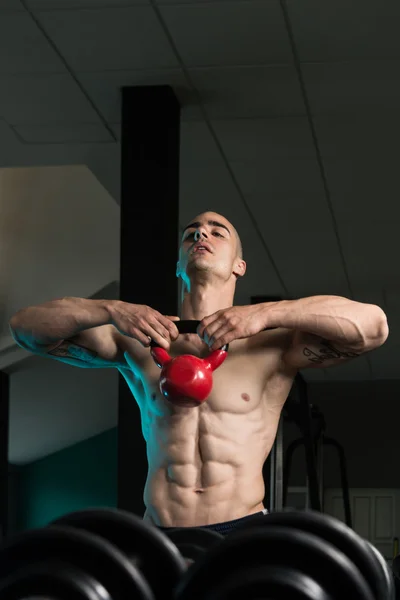 Μυώδης άνδρας άσκησης με kettlebell — Φωτογραφία Αρχείου