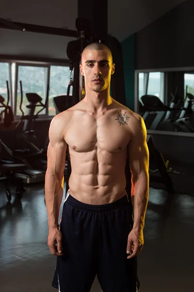 Портрет мускулистого молодого человека — стоковое фото