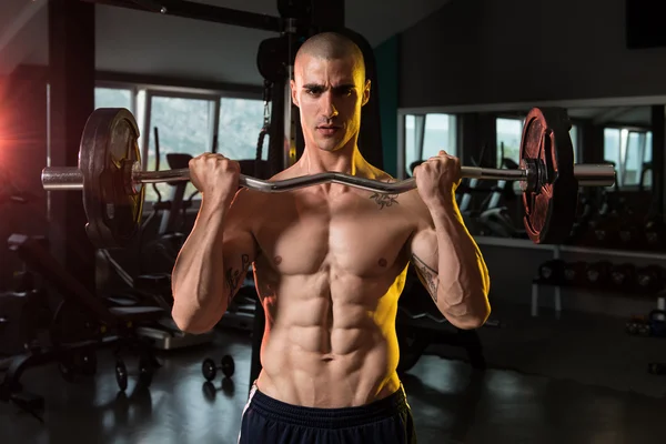 М'язистий Чоловік Вправа Biceps З Barbell — стокове фото
