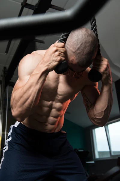 Abdominales haciendo ejercicio en la máquina de cable — Foto de Stock