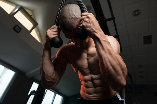 Abdominales haciendo ejercicio en la máquina de cable —  Fotos de Stock