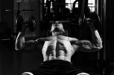 Adam Triceps ve göğüs dumbell ile çalışma