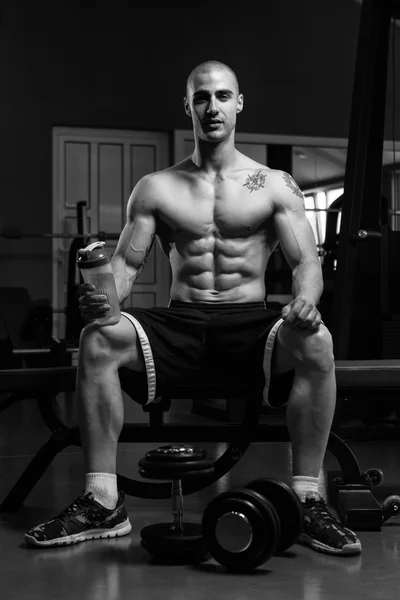 Bodybuilder Drinking Water From Shaker — Stock Photo, Image