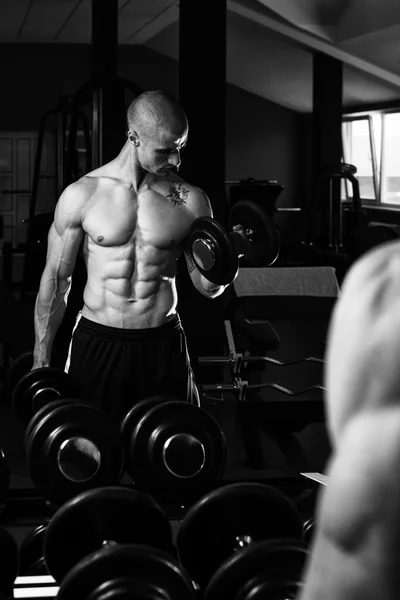 Ejercicio de bíceps frente a un espejo —  Fotos de Stock