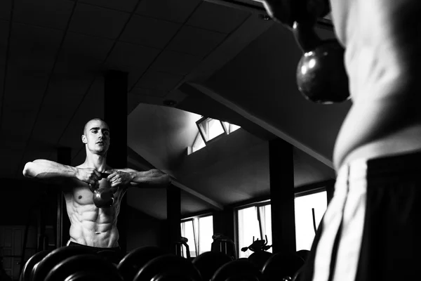 Kettle Bell Ejercicio frente a un espejo —  Fotos de Stock