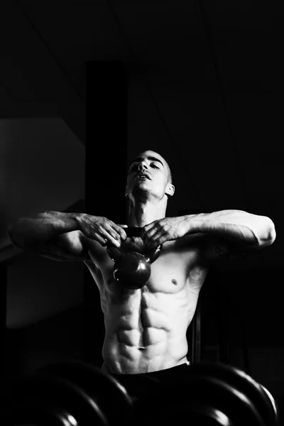 ケトルベルと運動筋肉の男 — ストック写真