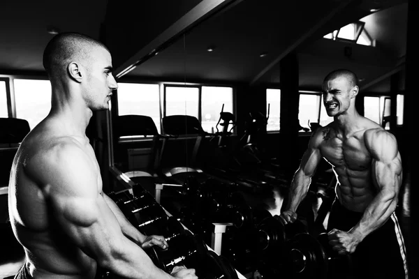 Man Flexing Muscles In Front Of A Mirror — Stock Photo, Image