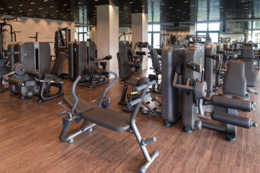 modern bir spor salonu iç donanımları ile