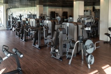 modern bir spor salonu iç donanımları ile