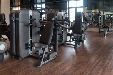 Modern bir spor salonunda egzersiz makineleri