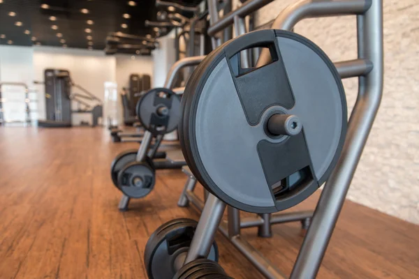 Grand gymnase moderne avec équipement d'entraînement — Photo