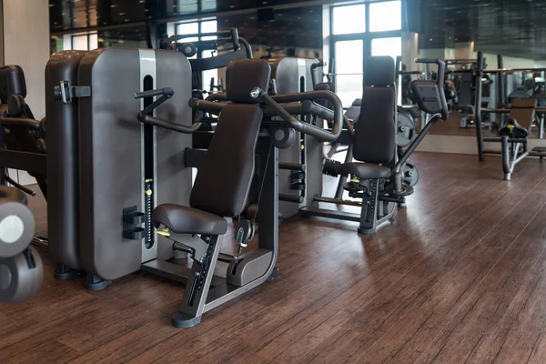Máquinas de ejercicio en un gimnasio moderno — Foto de Stock