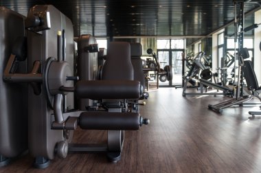 Modern bir spor salonunda egzersiz makineleri