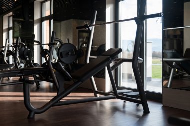 modern bir spor salonu iç donanımları ile