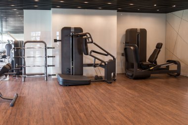 modern bir spor salonu iç donanımları ile