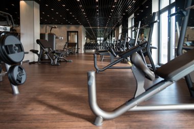 Ekipmanlı yeni bir modern spor salonu.