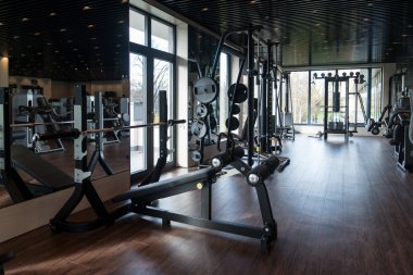 Modern bir spor salonunda egzersiz makineleri
