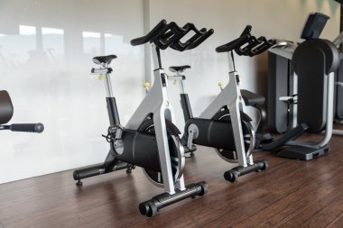 Büyük Modern spor salonu ile egzersiz donanımları