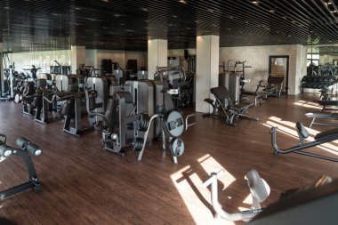 Büyük Modern spor salonu ile egzersiz donanımları