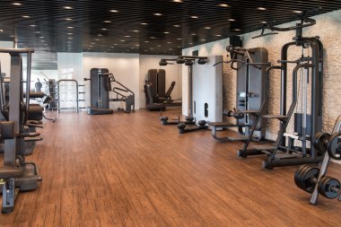 modern bir spor salonu iç donanımları ile